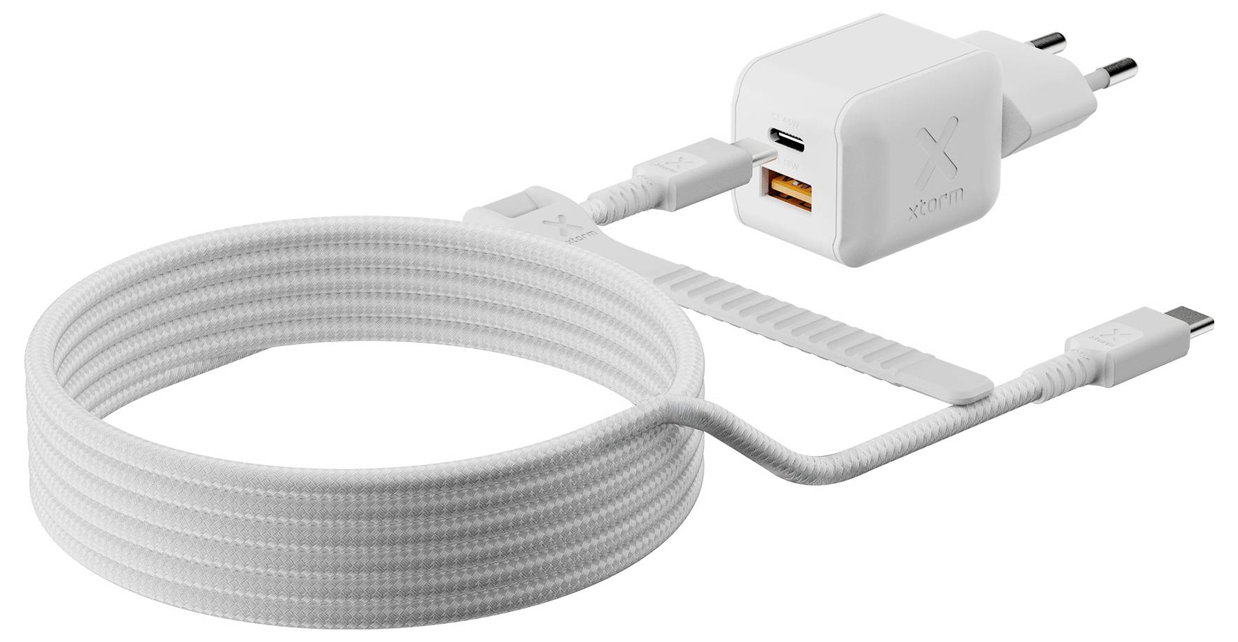 Weißes USB-C-Ladekabel mit Spiralleitung und Dual-Port-Wandladegerät-Adapter, gezeigt auf einem einfachen Hintergrund.