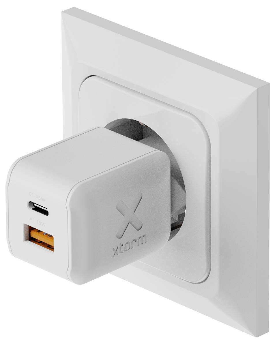 Weißes Wandladegerät mit USB-C- und USB-A-Anschlüssen, das in eine Steckdose gesteckt ist