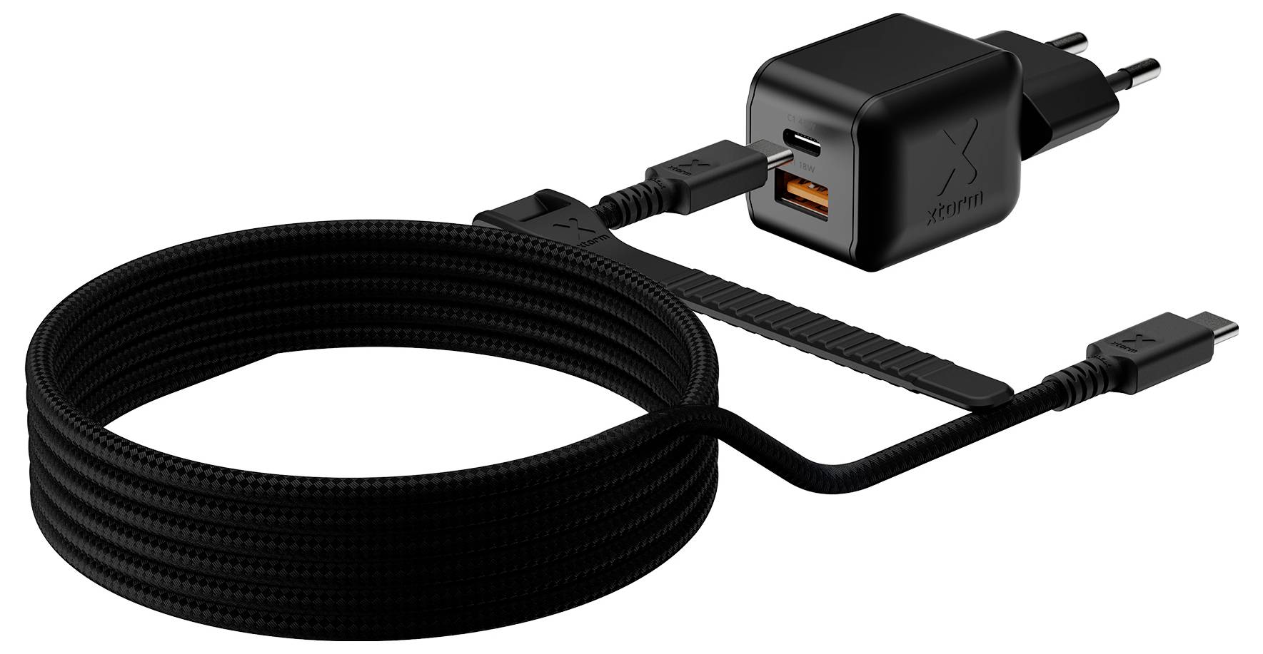 Schwarzes USB-C-Ladekabel mit Wickelwicklung und Netzadapter mit orangefarbenem USB-A-Anschluss.