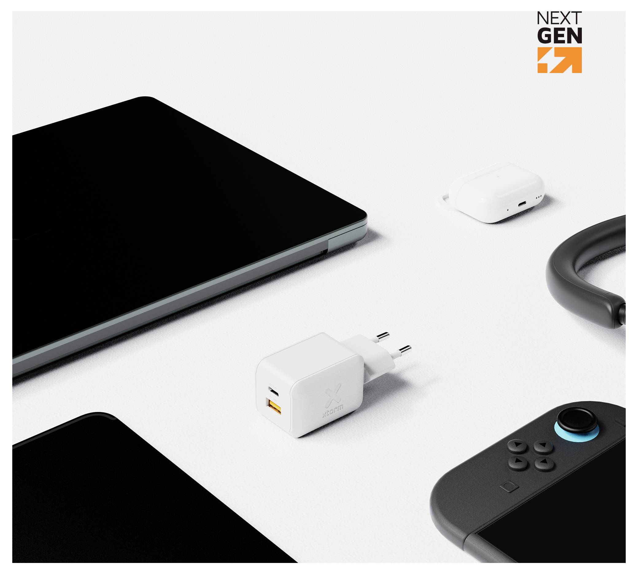 Produktansicht aus der Draufsicht mit einem Tablet, Gehäuse für kabellose Kopfhörer, USB-Wandladegerät und Game-Controller auf weißem Hintergrund mit 