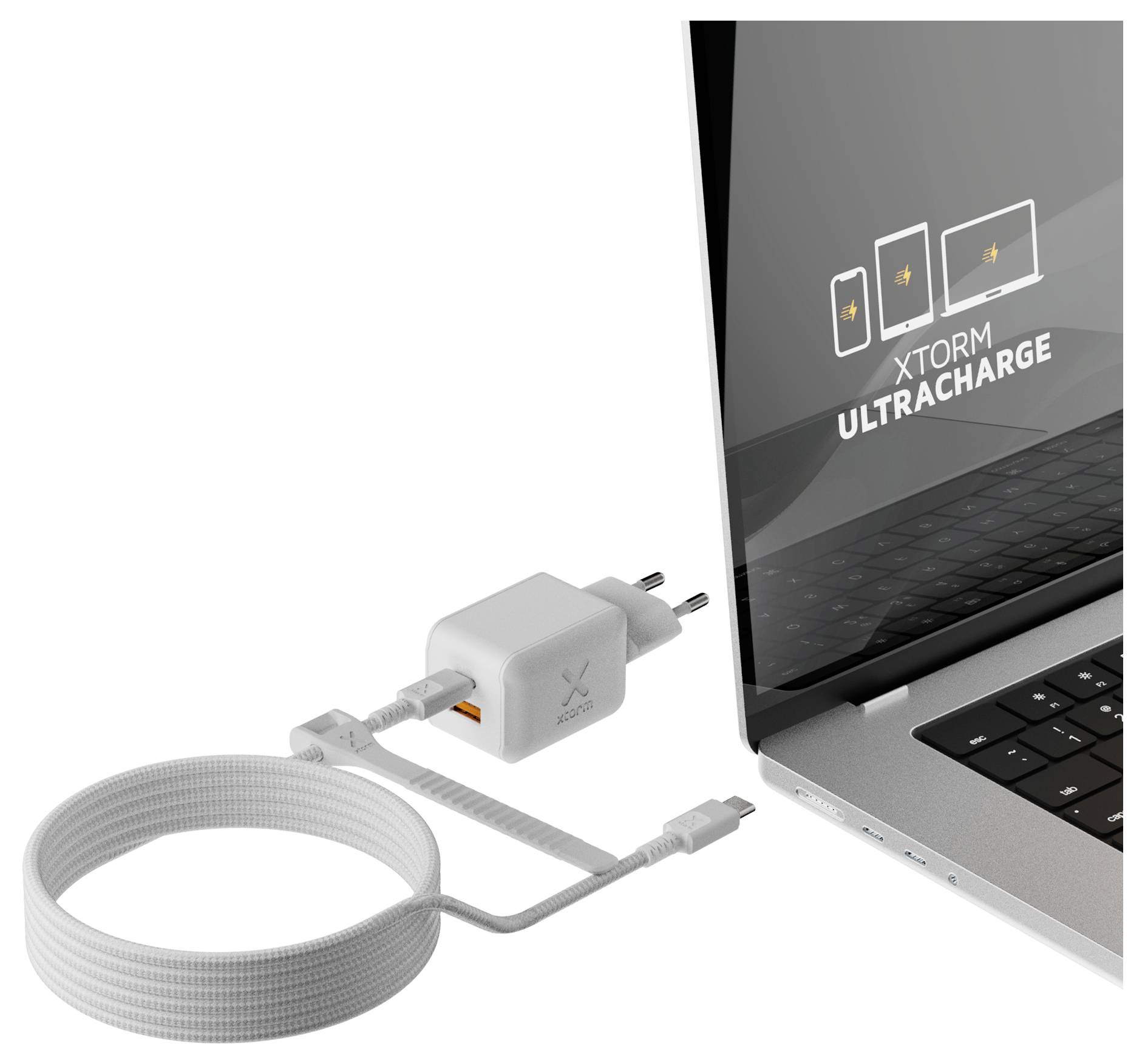 Weißes geflochtenes Ladekabel mit USB-C-Stecker und Wandadapter neben einem Laptop, auf dessen Bildschirm „XTORM ULTRACHARGE