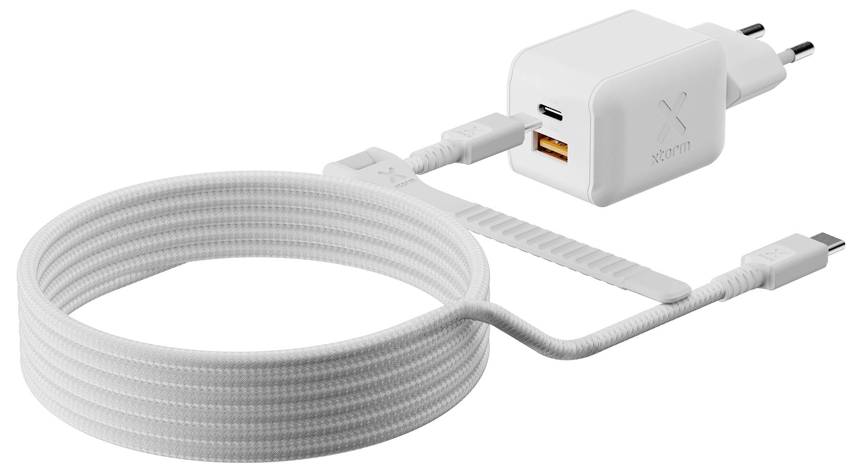 Weiß geflochtenes USB-C-Ladekabel, das mit einem weißen Wandladegerät mit USB-A- und USB-C-Anschlüssen verbunden ist.