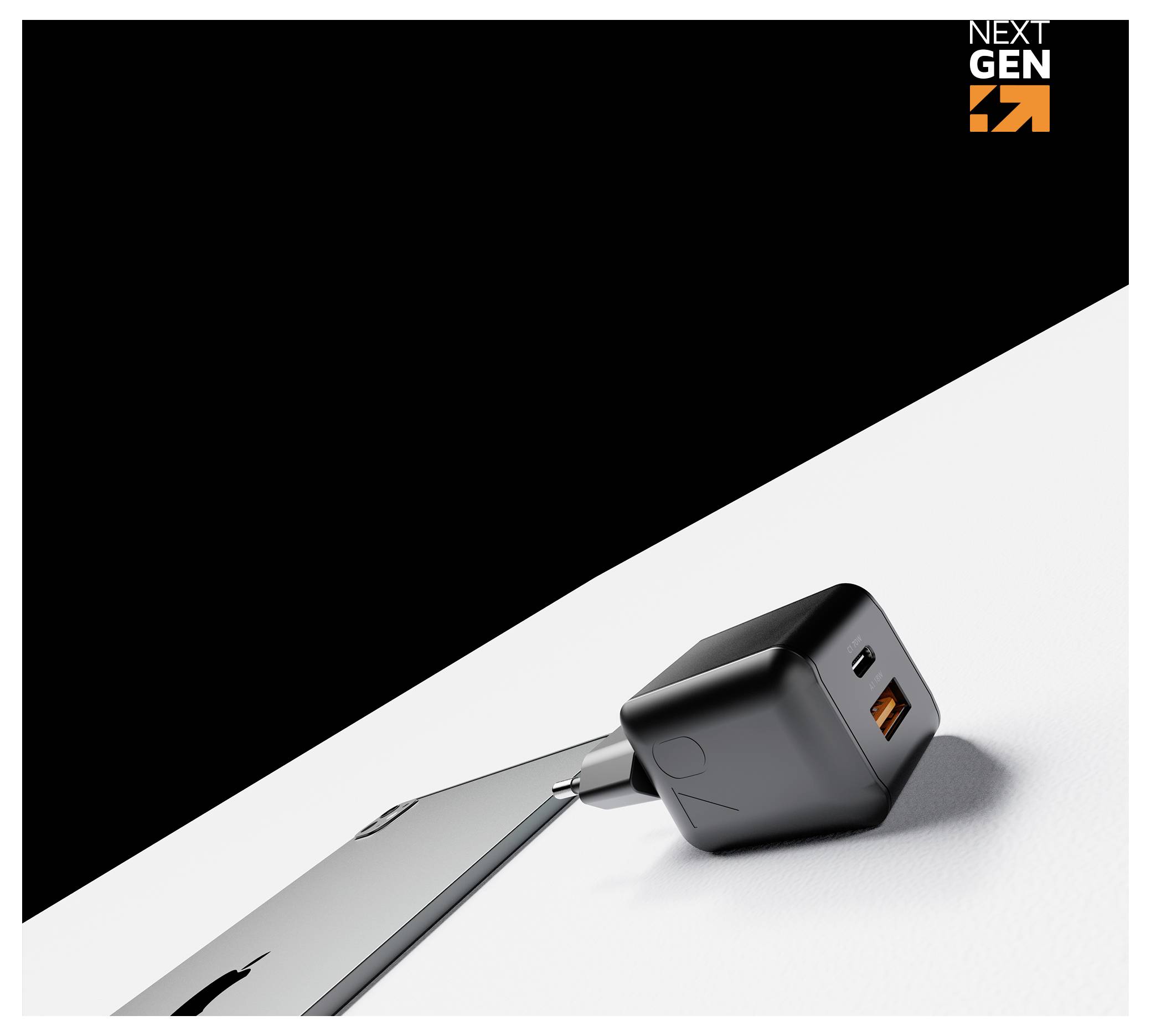 Werbebild eines schwarzen Next Gen Wandladegeräts mit USB-A- und USB-C-Anschluss, das mit einem Smartphone auf einer weißen Oberfläche verbunden ist.