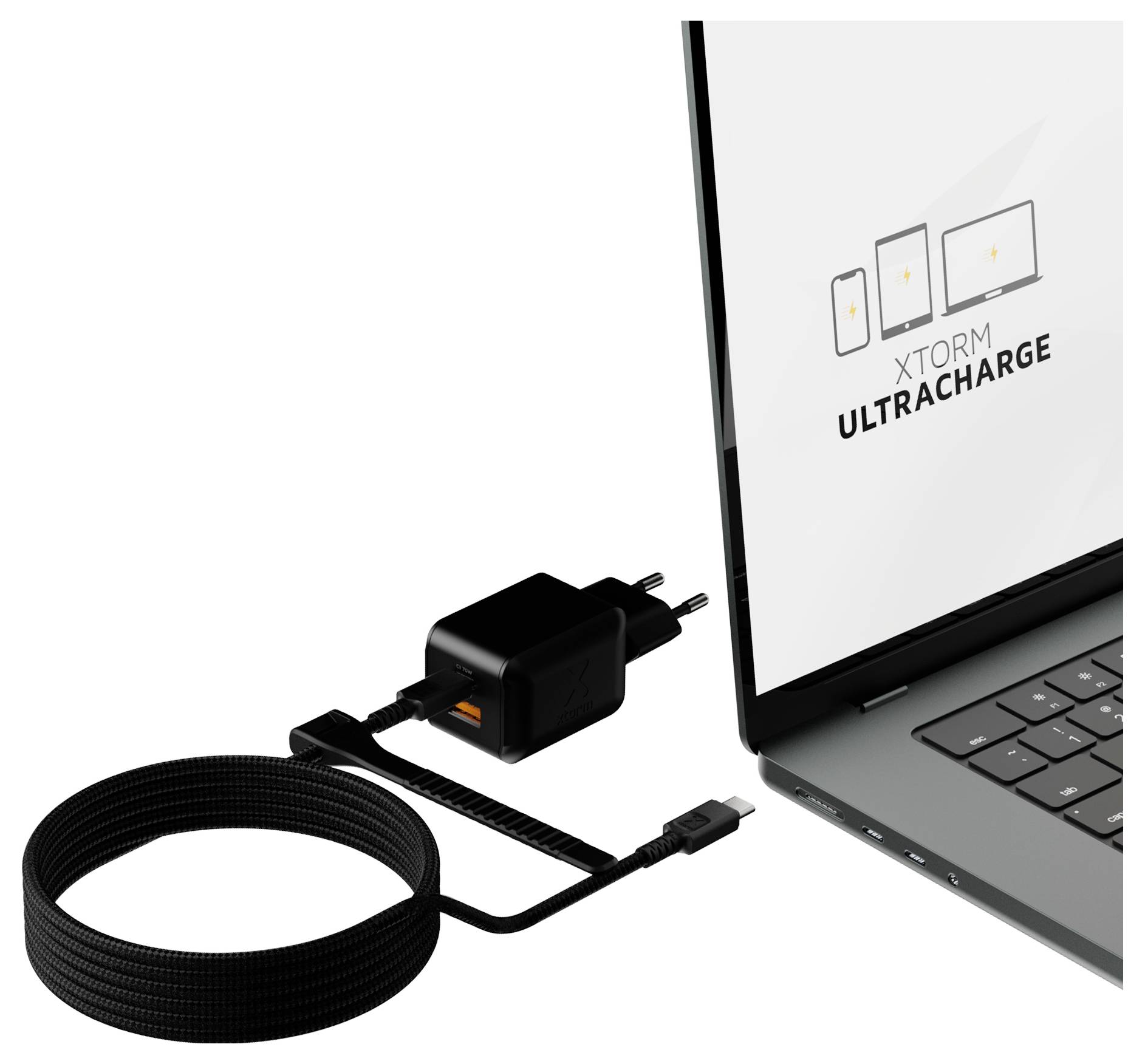 USB-C-Ladekabel und Wandladegerät, die mit einem Laptop verbunden sind, mit „XTORM ULTRACHARGE