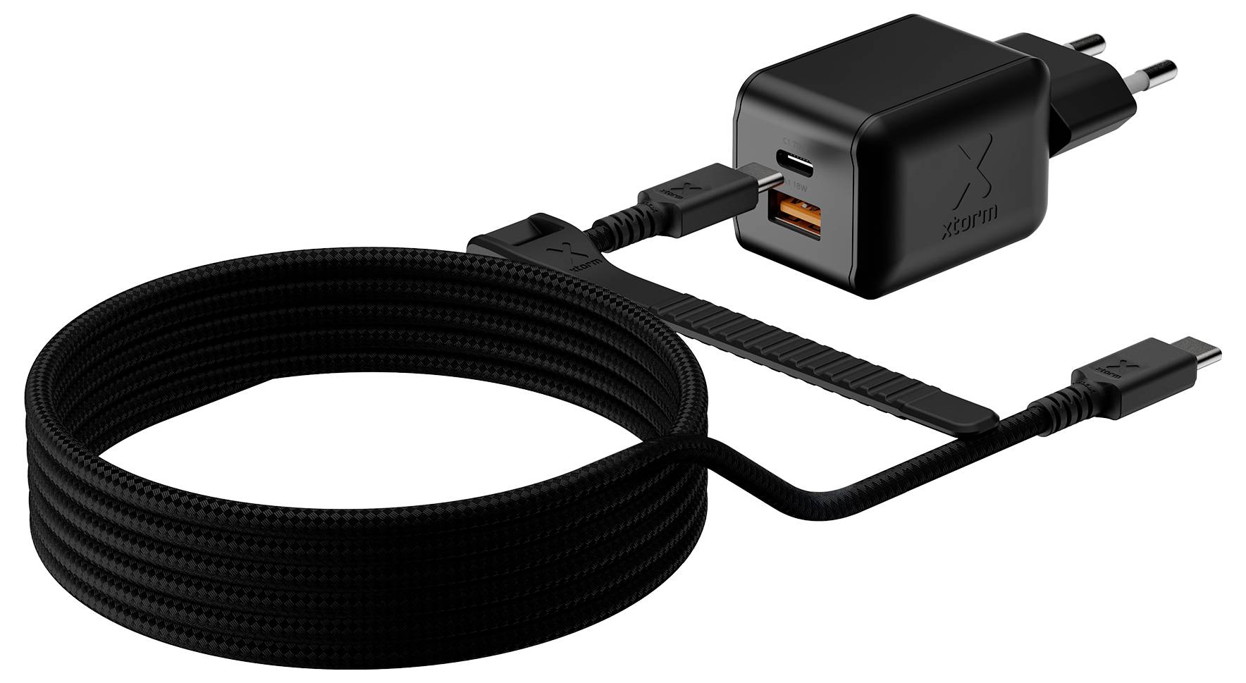 Schwarzes USB-C-Ladekabel mit gewickelter geflochtener Schnur und Netzadapter mit USB- und USB-C-Anschlüssen.