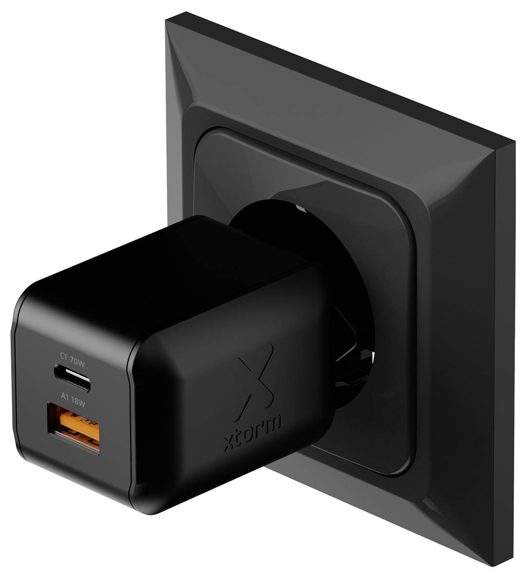 Black Xtreme Wandladegerät, das in eine Wandsteckdose eingesteckt ist, mit sichtbaren USB-C- und USB-A-Anschlüssen an der Vorderseite.