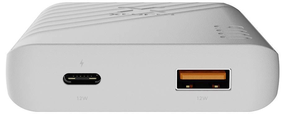Nahaufnahme eines kleinen grauen Netzteils mit zwei vorderen Anschlüssen: ein USB-C-Anschluss mit der Bezeichnung 12W und ein USB-A-Anschluss mit der Bezeichnung 12W.