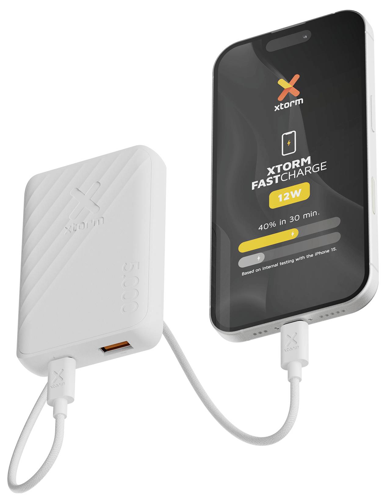 Weiße Powerbank lädt ein Smartphone auf, zeigt Xtorm FastCharge 12W und „40% in 30 Min