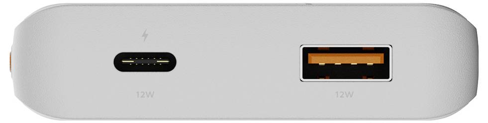 Nahaufnahme eines silbernen Stromadapters mit zwei Anschlüssen: ein USB-C-Anschluss auf der linken Seite und ein USB-A-Anschluss auf der rechten Seite, jeweils mit „12W