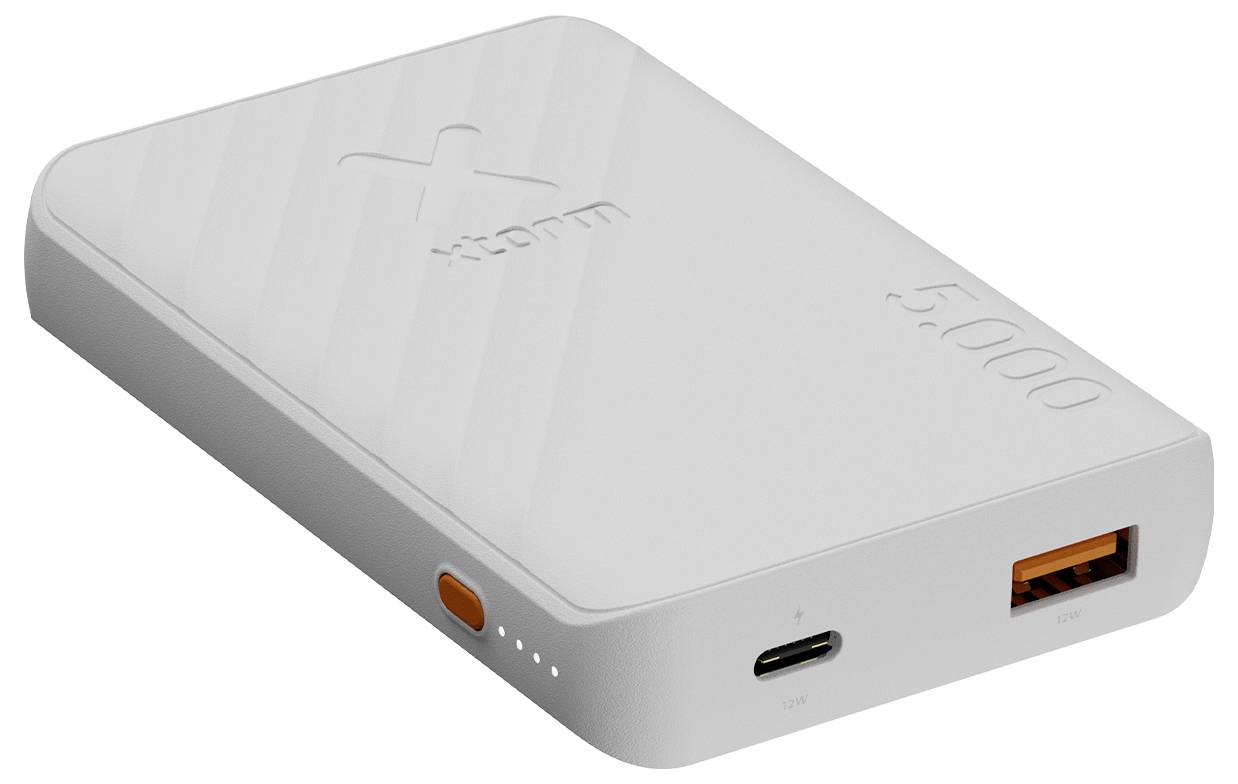 Ein tragbares Akkuladegerät in Weiß mit USB-A-Anschluss, USB-C-Anschluss, Einschaltknopf und LED-Ladeanzeigen.