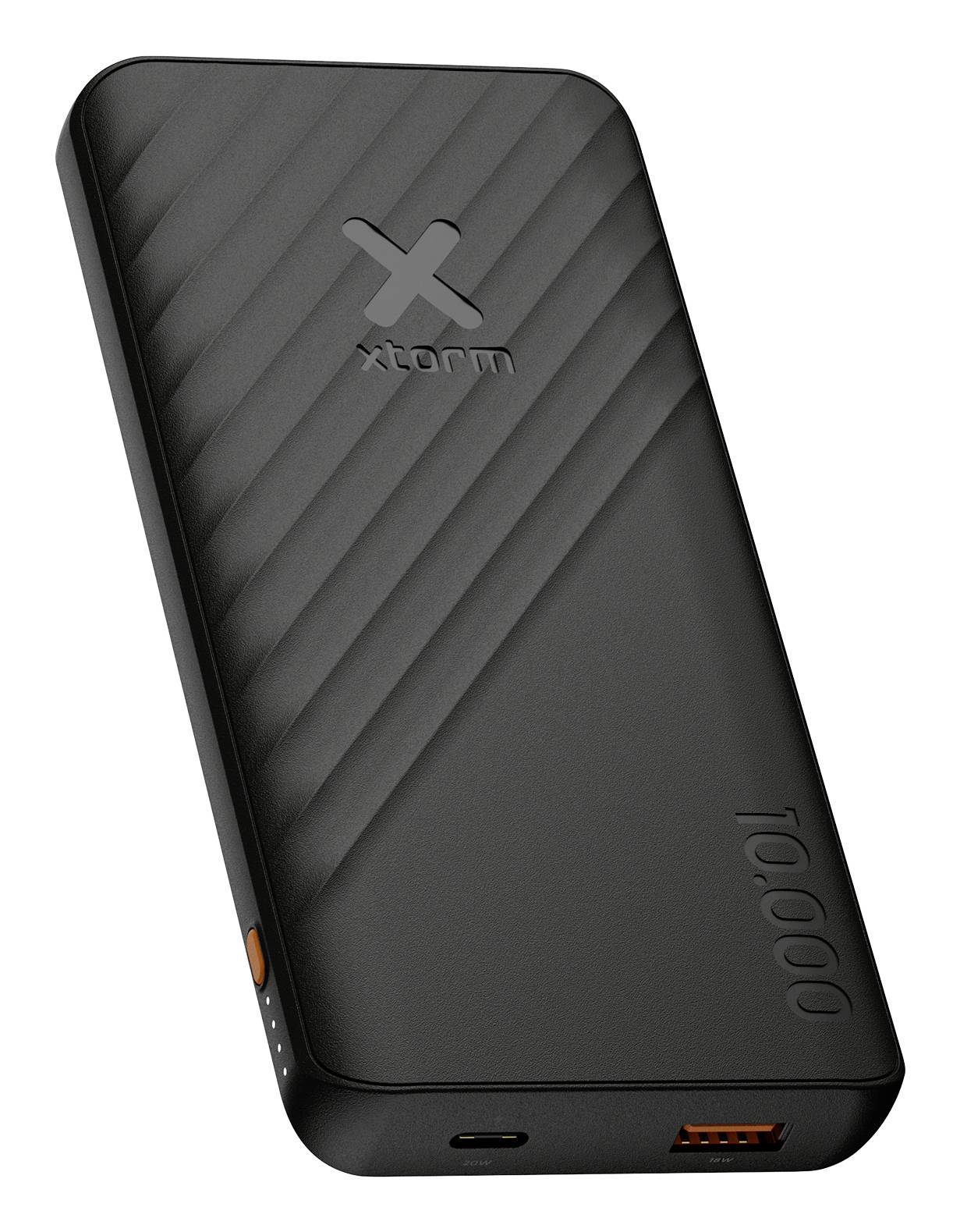 Black Xtorm Power Bank in angewinkelter Produktansicht, mit strukturierter diagonaler Griffoberfläche, Xtorm-Logo und USB-/Ladeanschlüssen, die auf der unteren Kante sichtbar sind.