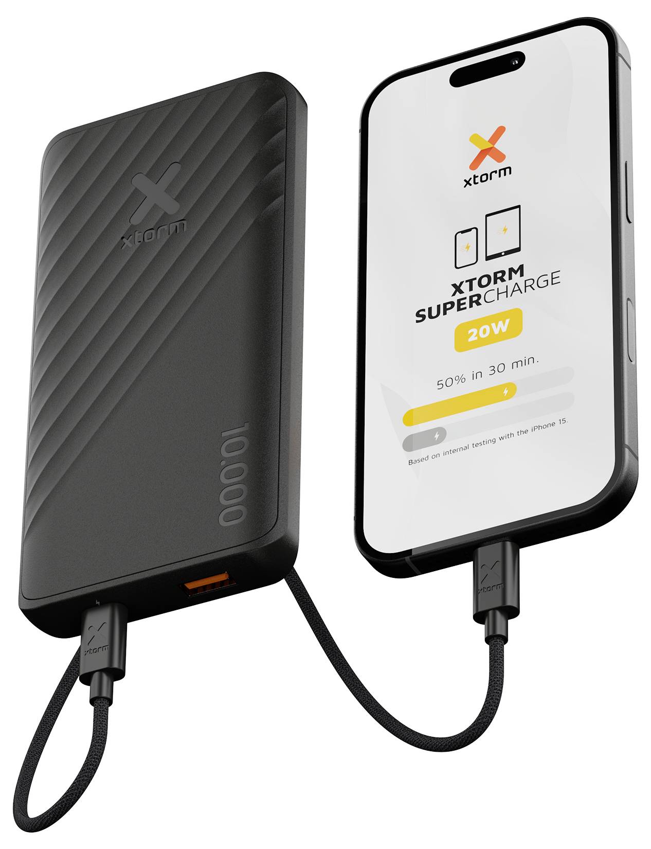 Schwarze XTORM 10000 Powerbank lädt ein Smartphone über Kabel; der Telefonbildschirm zeigt 