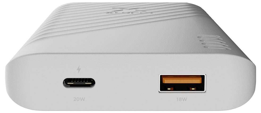 Vorderansicht eines weißen Geräts mit zwei Ladeanschlüssen: ein USB-C-Anschluss mit der Bezeichnung „20W