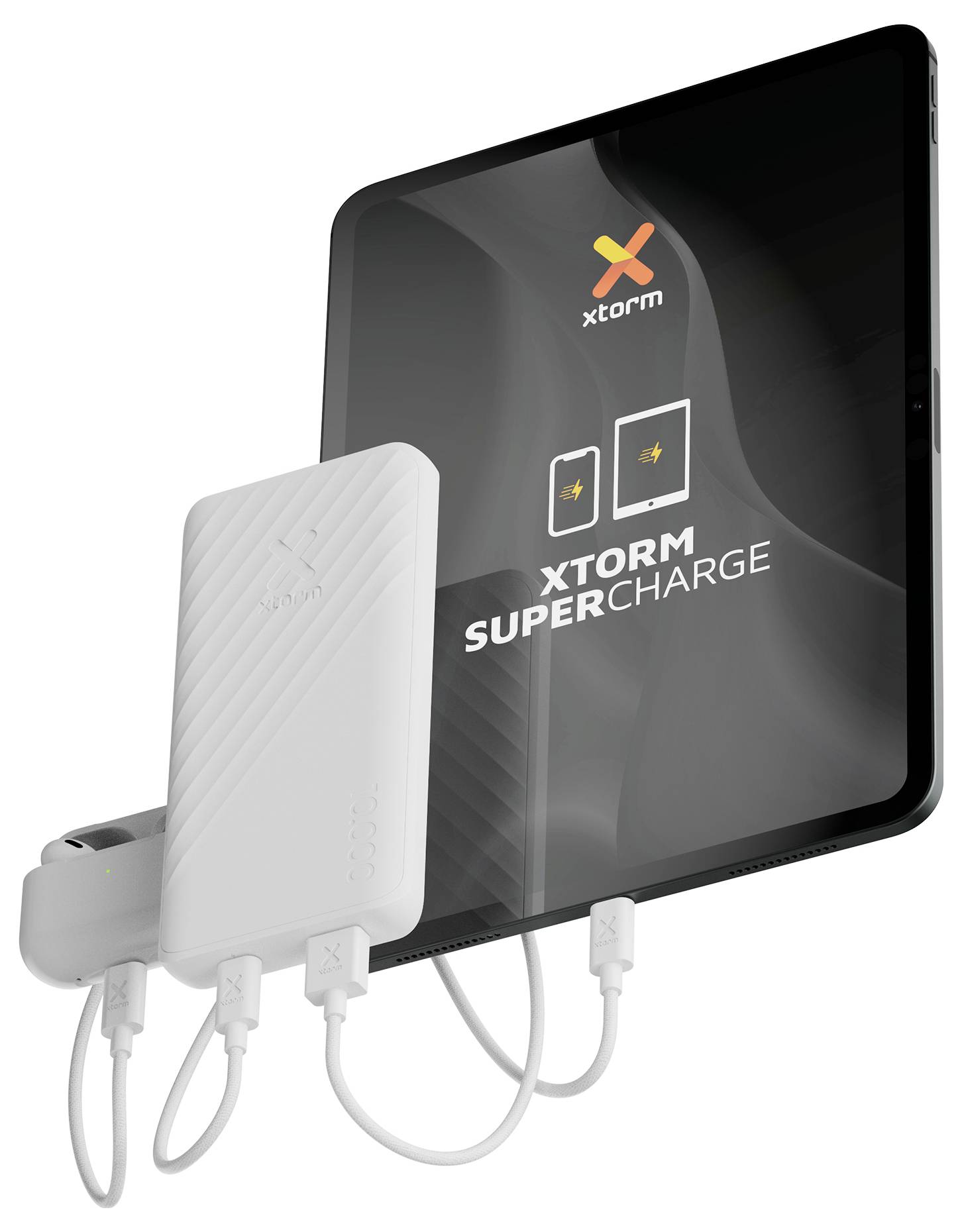 Xtorm SuperCharge Powerbank mit drei verbundenen Ladekabeln, gezeigt neben seiner Verpackung.