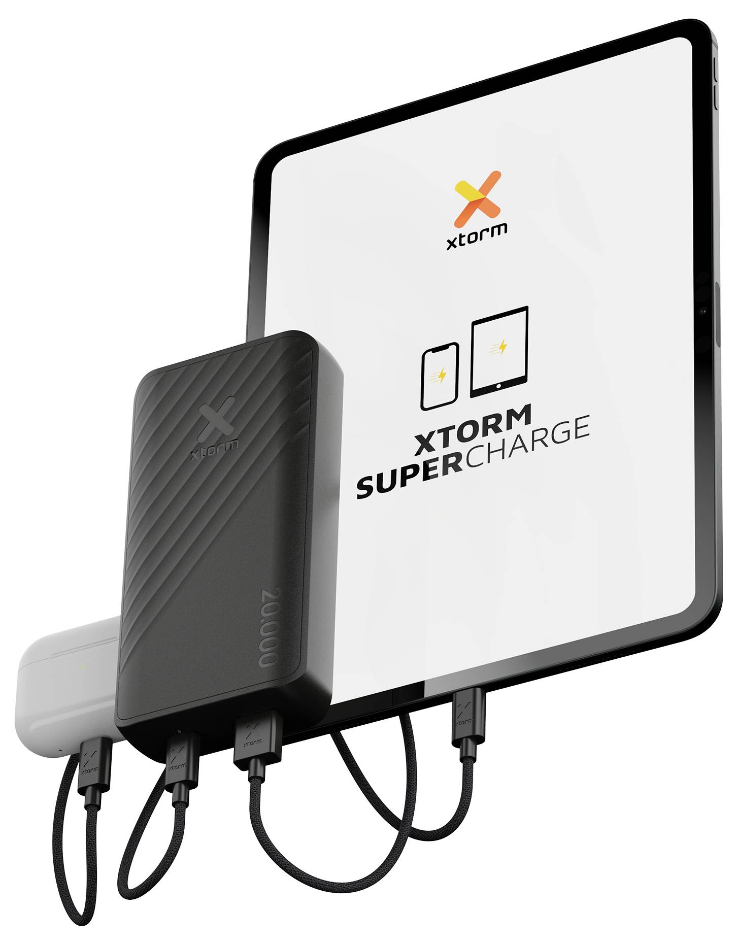 Xtorm SuperCharge Powerbank lädt ein Tablet und zwei kleinere Geräte mit mehreren USB-Kabeln auf.