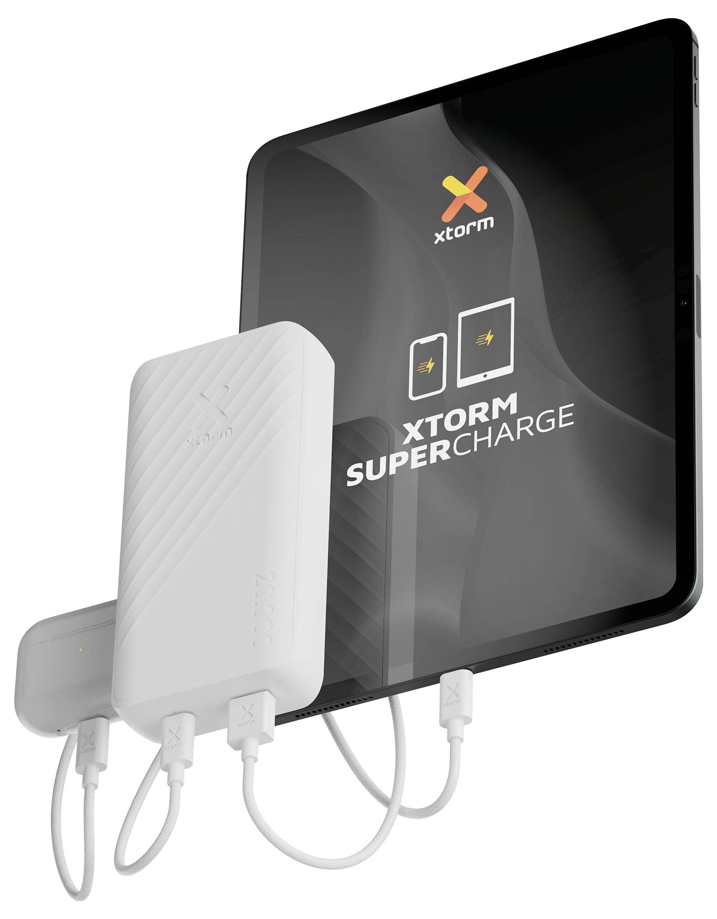 XTORM Super Charge tragbares Ladegerät, das mit einem Tablet verbunden ist, mit Ladekabeln und einer Powerbank vor dem Bildschirm.