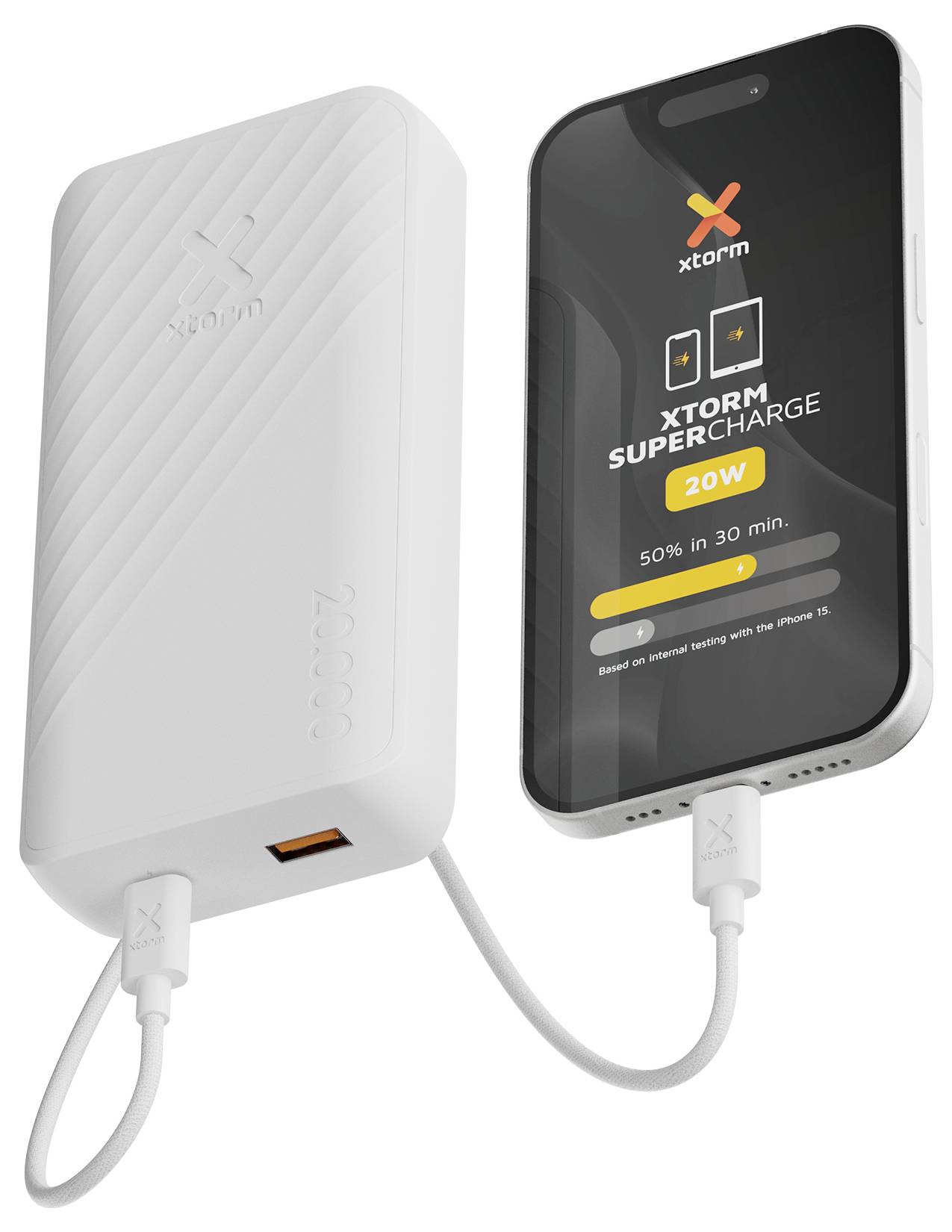 Tragbare Powerbank lädt ein Smartphone auf, wobei auf dem Bildschirm des Telefons „XTORM SUPERCHARGE 20W