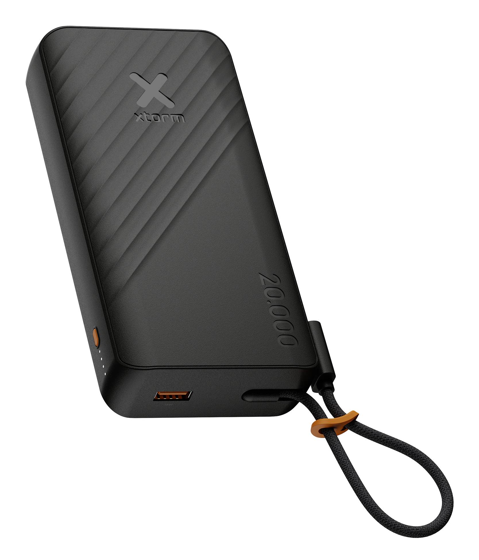 Black Xtorm Powerbank mit diagonalen Rillen, orangefarbenen USB-Anschlüssen und angebrachtem schwarzem Handgelenkband auf weißem Hintergrund.
