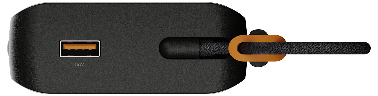 Schwarzer Stromadapter mit einem USB-A-Anschluss gekennzeichnet mit 15W und einem angeschlossenen Ladekabel mit einem orangefarbenen Schleifenhalter.