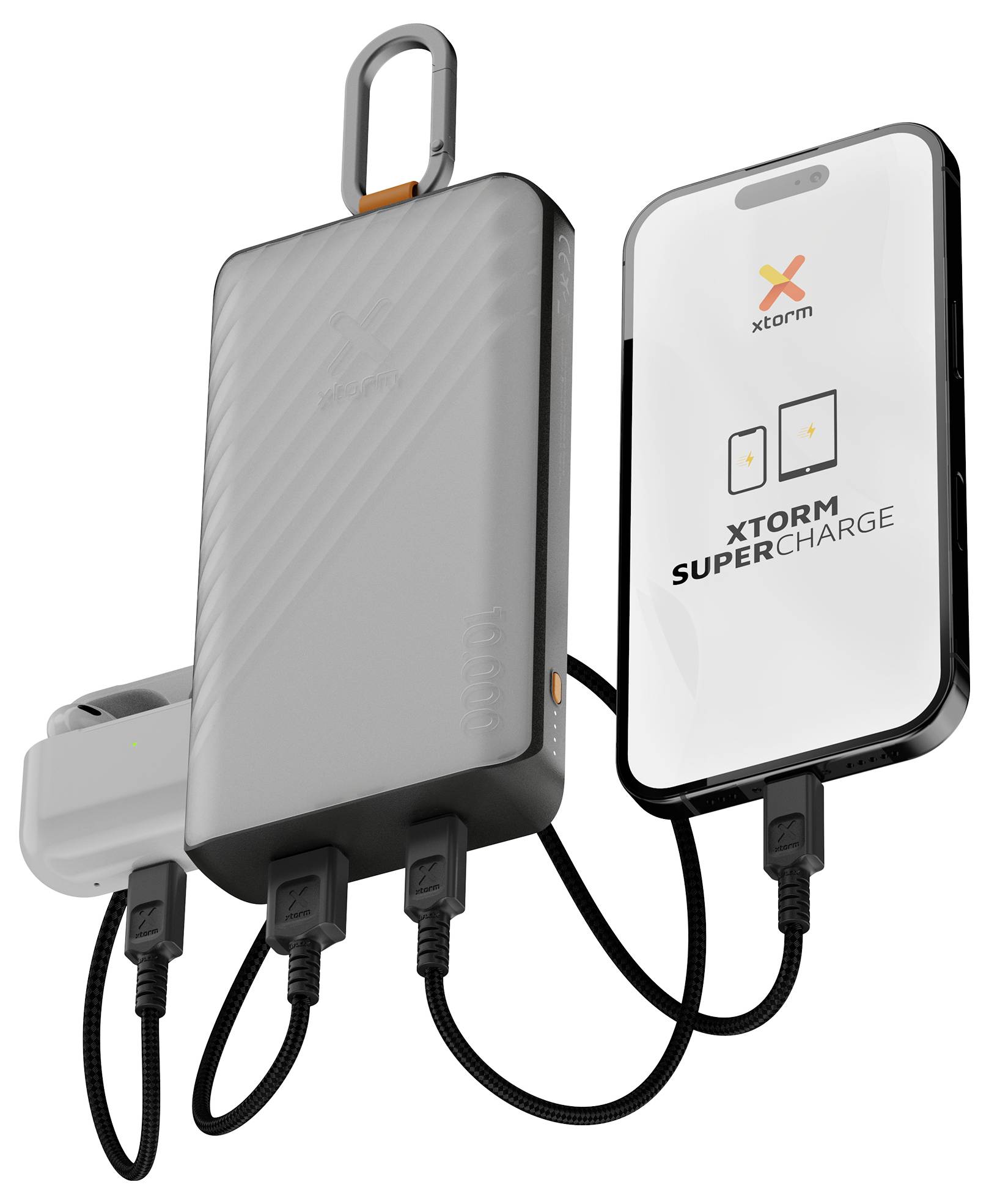 Tragbare Powerbank verbunden durch Kabel mit einem Wandladegerät und einem Smartphone-Display mit der Bezeichnung „XTORM SUPERCHARGE