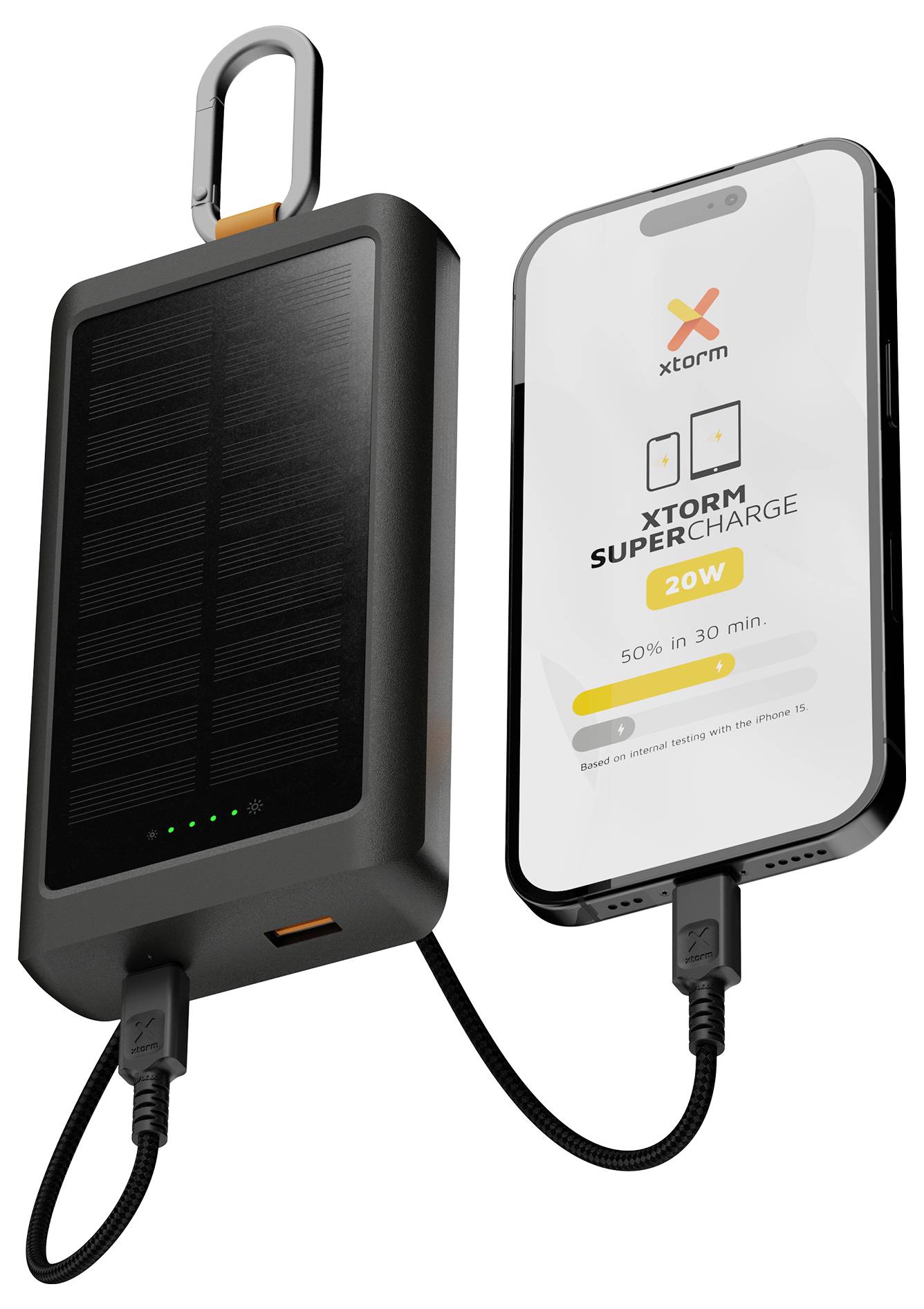 Tragbare Xtorm Powerbank mit Solarpanel, dargestellt mit integrierter Schlaufe und Ladekabel angeschlossen an ein Smartphone, das „Xtorm Super Charge 20W