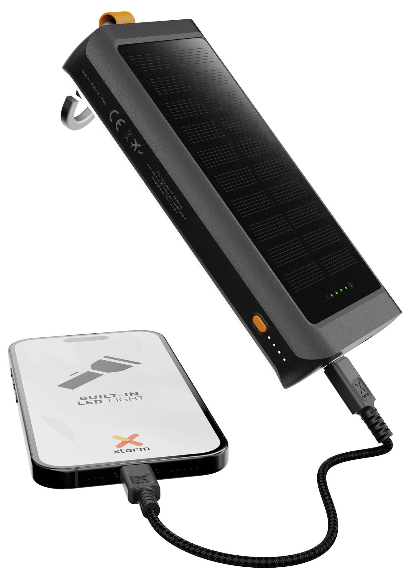 Tragbares Solarladegerät, das ein Smartphone über Kabel mit Strom versorgt, mit einem faltbaren Solarpanel und einem Telefon mit der Bezeichnung „Quik link LED light