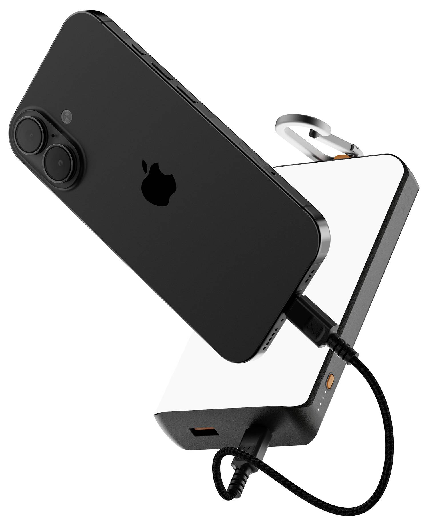 Schwarzes iPhone in einem schrägen Winkel auf einem eleganten Ladegerät positioniert, mit angeschlossenem Kabel, dargestellt als produktstilisiertes Bild auf weißem Hintergrund.