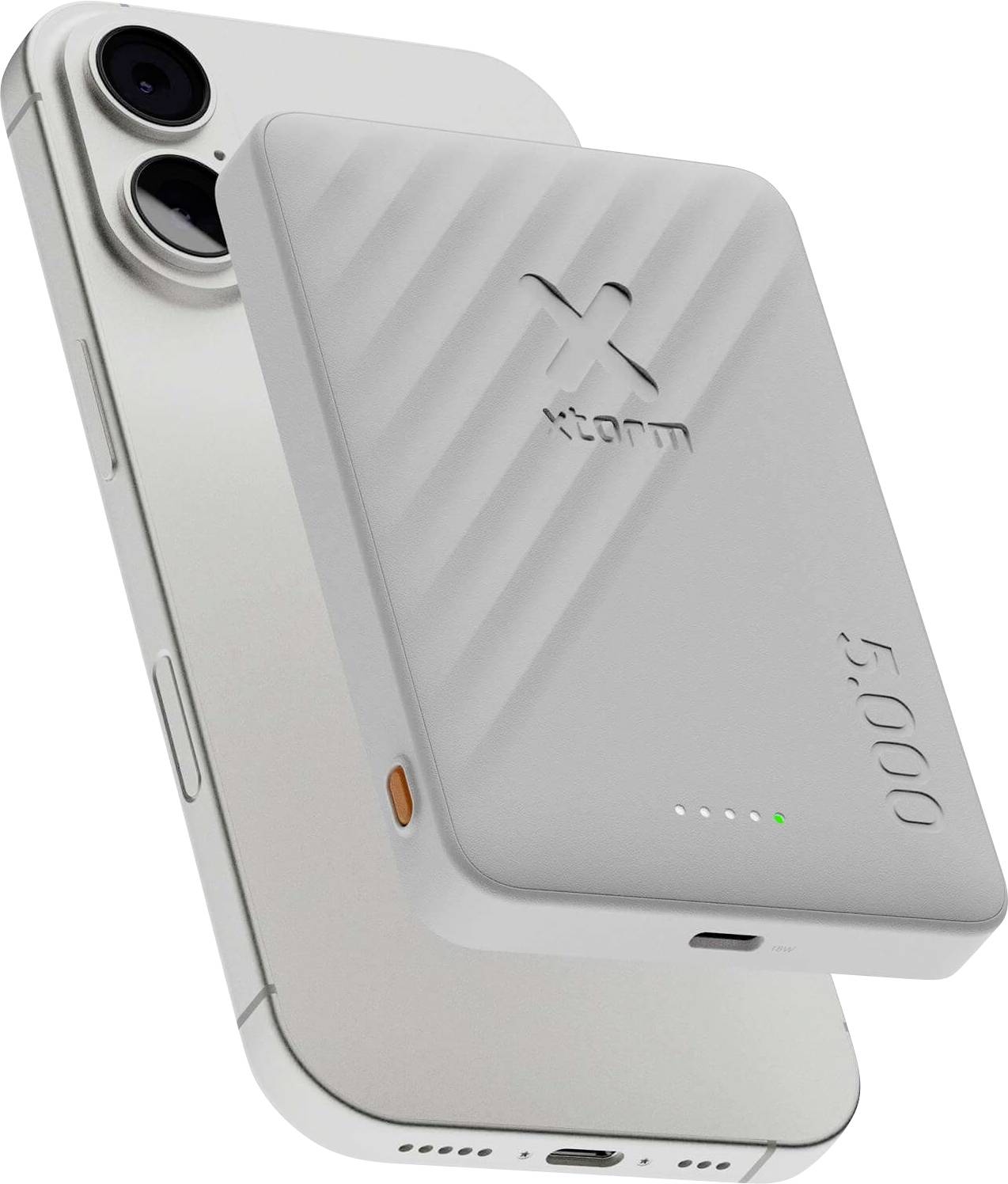 Weißes iPhone mit einer weißen 5.000-mAh-Xtorm-Powerbank, die magnetisch auf der Rückseite befestigt ist und Ladeindikatoren anzeigt.