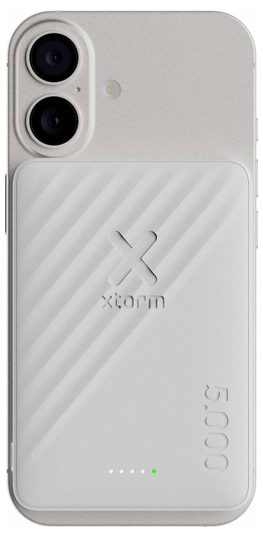 Weiße 5000-mAh-Powerbank von Xiaomi mit Magnetbefestigung auf der Rückseite eines Smartphones angebracht, mit sichtbaren Kameraobjektiven und Batterieanzeigelampen am unteren Ende.