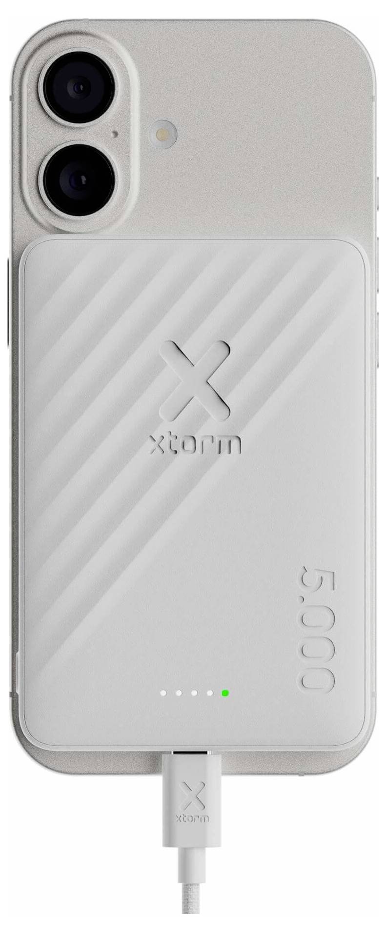 Rückseite eines beigen iPhones mit einer weißen XStorm 5000mAh MagSafe-ähnlichen Powerbank, die über ein Kabel aufgeladen wird.