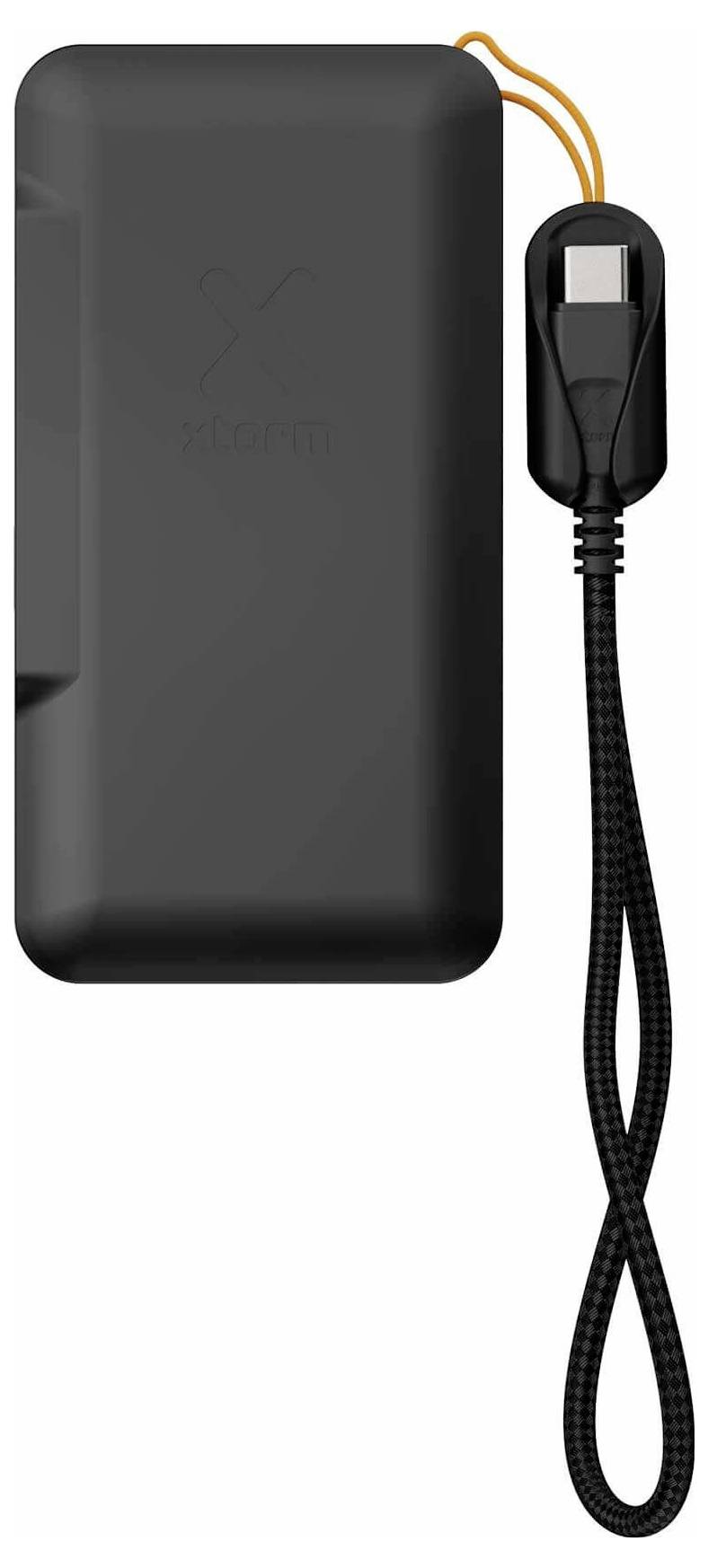 Schwarzes tragbares elektronisches Gerät oder Powerbank mit angebrachter geflochtener Schlaufenriemen und orangem Kabel auf weißem Hintergrund.