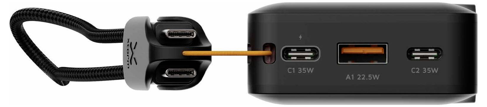 Dual-Port-Ladegerät mit geflochtener Leitung und Stecker, zeigt ein mit dem mittleren USB-C-Anschluss verbundenes oranges Kabel mit der Bezeichnung C1 35W, mit benachbarten A1 22,5W- und C2 35W-Anschlüssen.