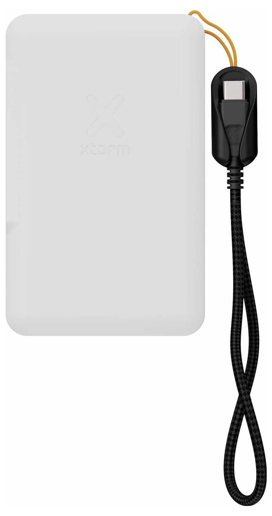 Weiße Xiaomi-Powerbank mit angebrachtem schwarzem geflochtenen USB-C-Kabel und orangefarbener Schlüsselanhänger-Schlaufe auf einfachem Hintergrund.