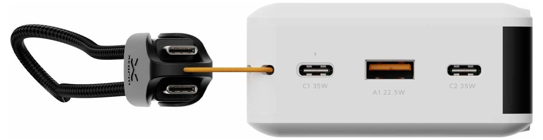 USB-C-Stromkabel mit magnetischem Stecker, das in eine Powerbank mit drei USB-C-Anschlüssen gesteckt ist, beschriftet mit C1 35W, A1 22,5W und C2 35W.