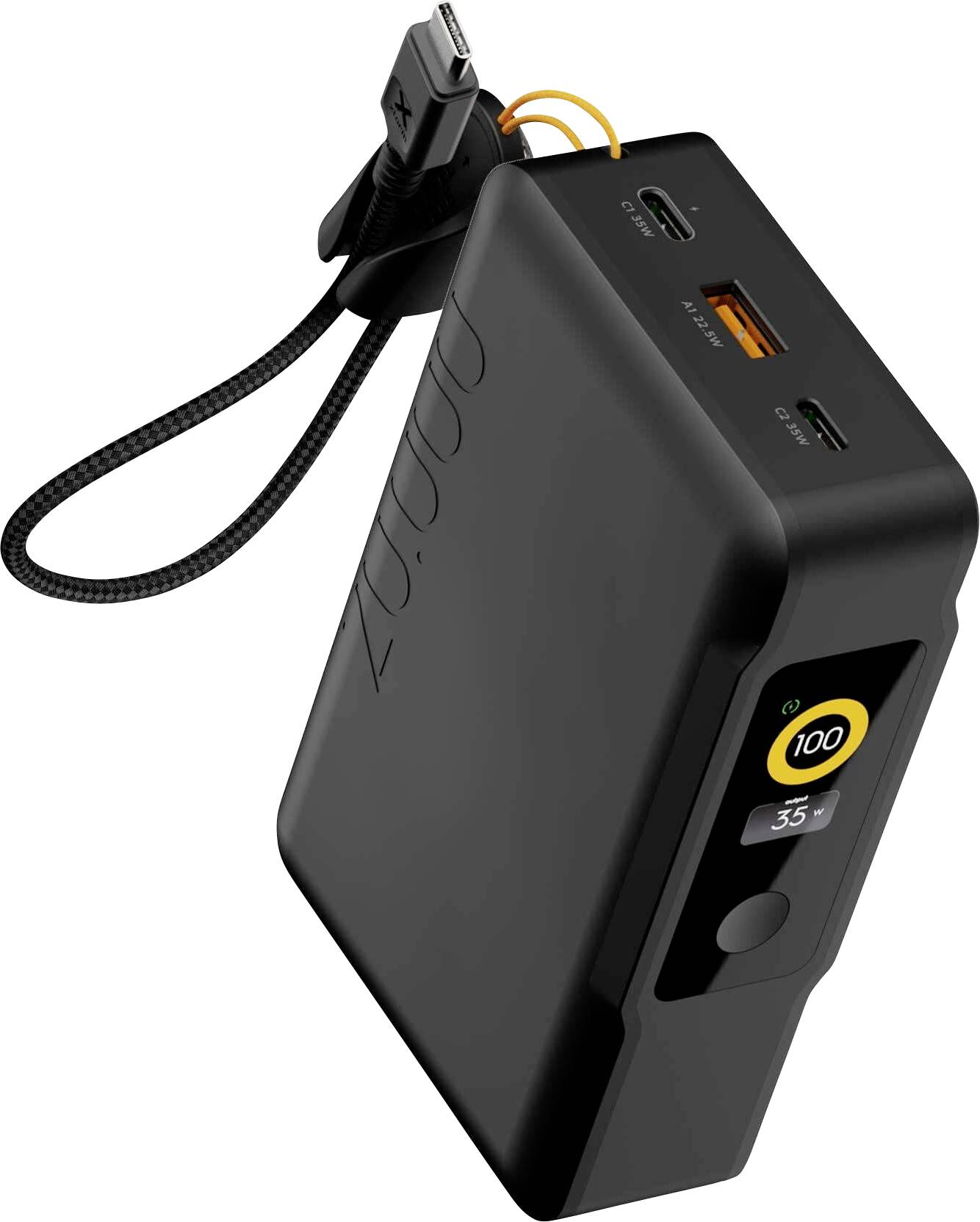 Schwarze tragbare Powerbank mit angebrachtem USB-C-Kabel, drei Ladeanschlüssen und frontaler Anzeige mit 100% Akkuladung und 35W Ausgangsleistung.