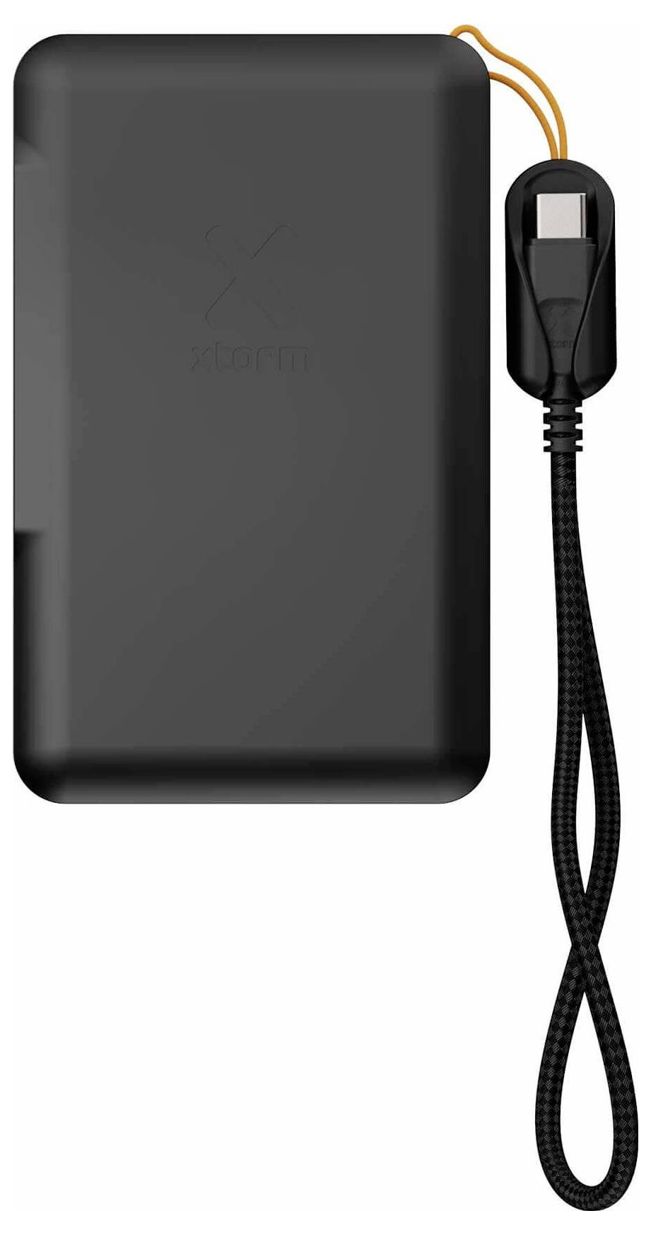 Schwarze tragbare Powerbank mit angebrachtem geflochtenem Ladekabel und Handschlaufe auf weißem Hintergrund.