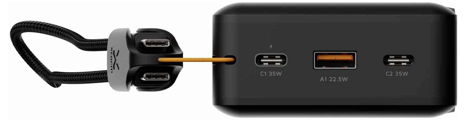 USB-C-Kabel mit Doppelsteckern steckt in einen Ladehub mit drei gekennzeichneten USB-C-Anschlüssen: C1 35W, A1 22,5W und C2 35W.