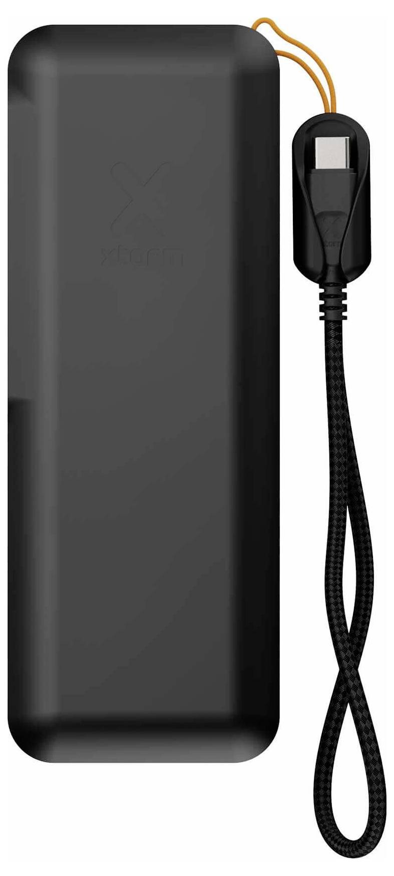 Schwarze tragbare Powerbank mit angebrachtem geflochtenem Handgelenkband und USB-C-Kabel, das daneben angeschlossen ist