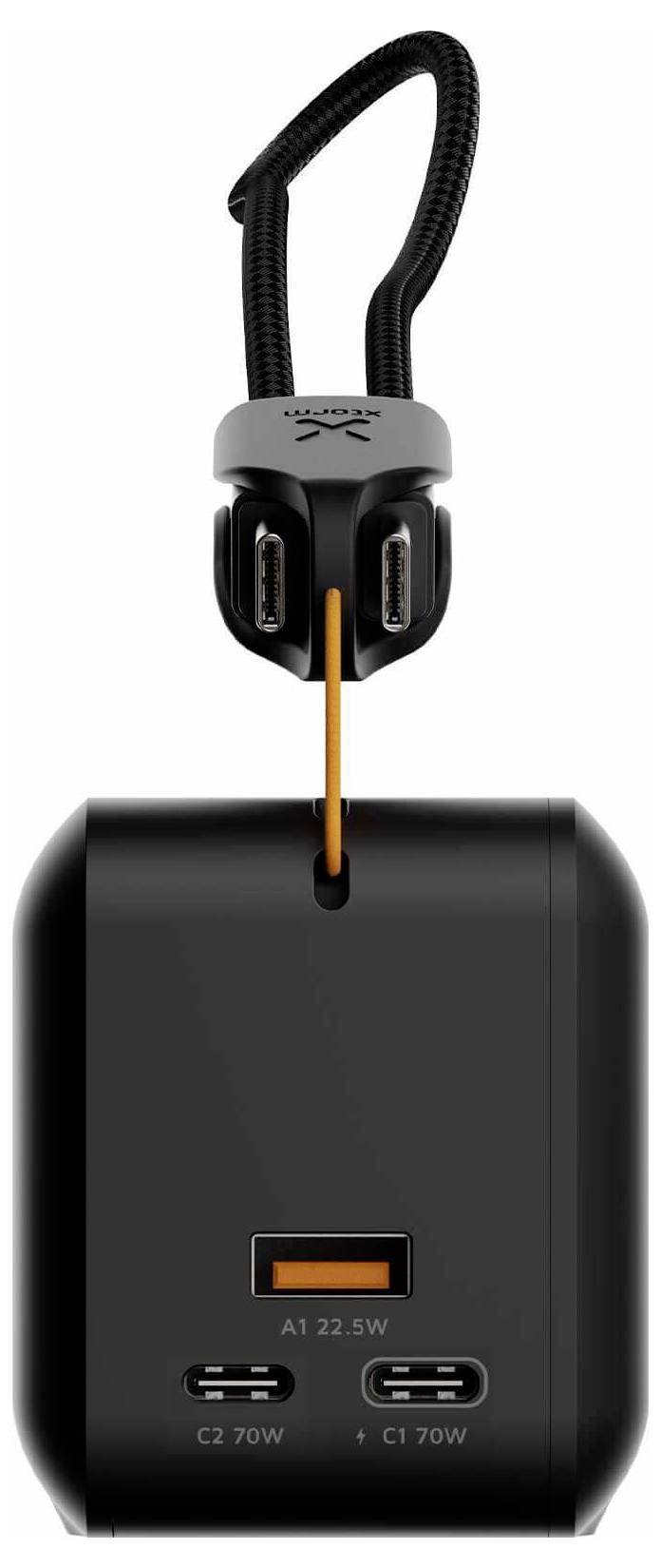 Kompakte schwarze Powerbank mit integrierter geflochtener Schlaufe, orangem Kabel, USB-A- und zwei USB-C-Anschlüssen sowie kleinem Display, das den Akkustand und die Leistung in Watt anzeigt.