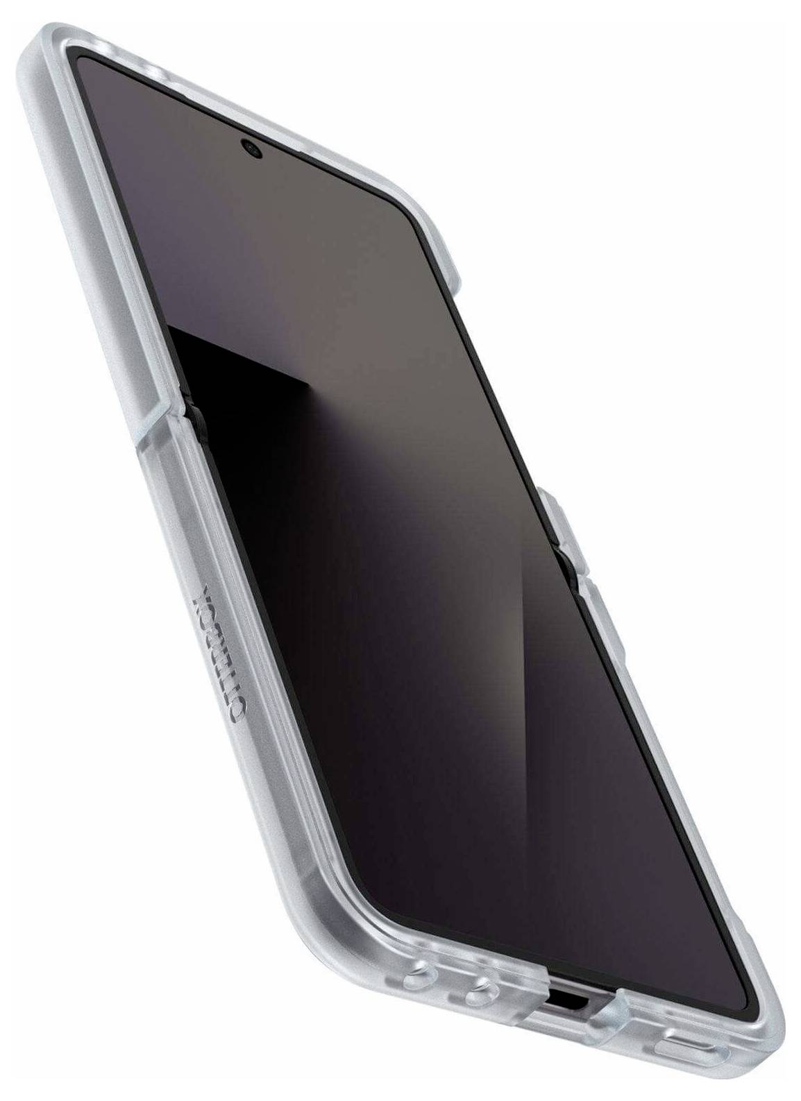 Durchsichtige Schutzhülle auf einem schwarzen Smartphone, das in einem Winkel vor weißem Hintergrund gezeigt wird.