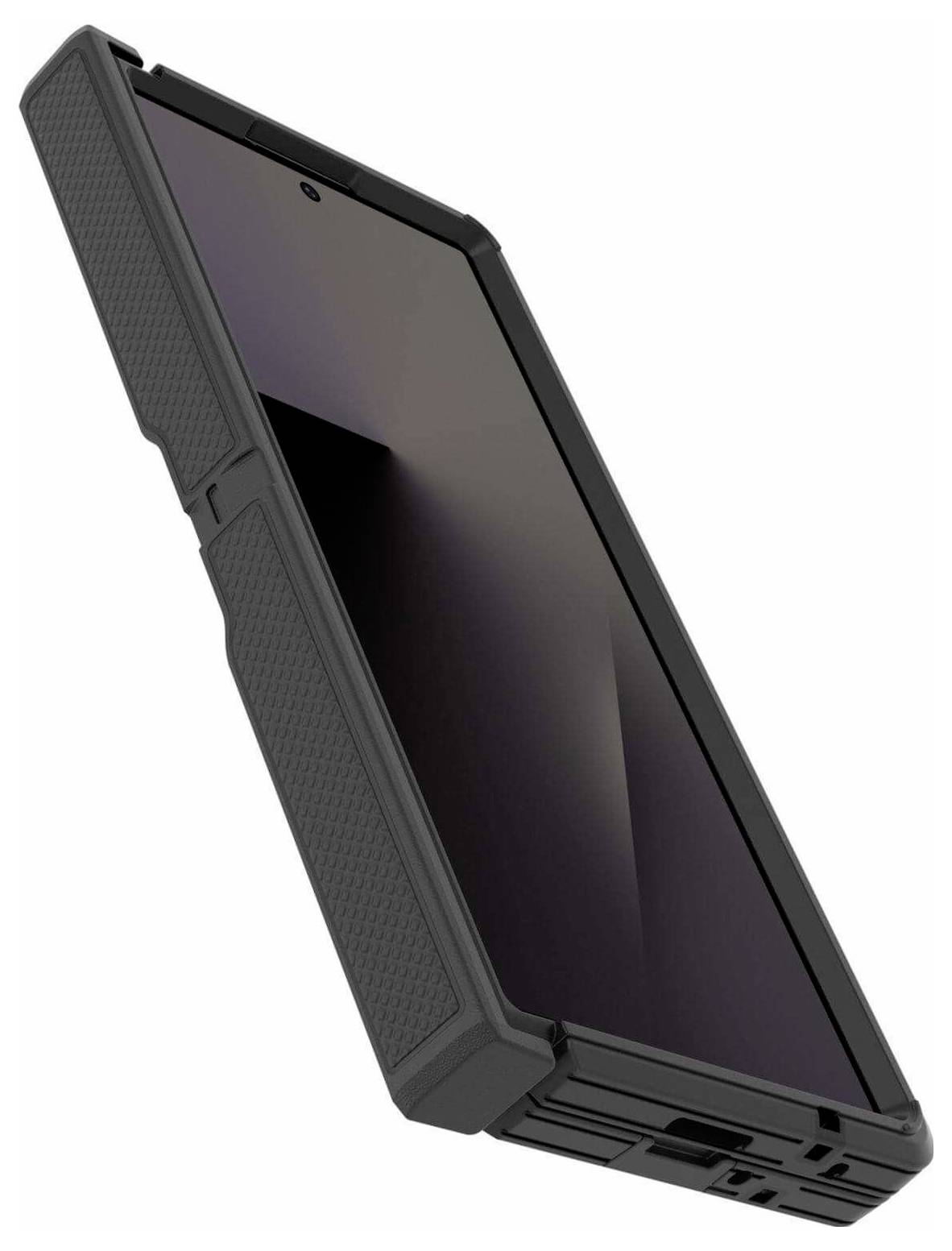 Ein robustes schwarzes Smartphone in einer Schutzhülle, in einem Winkel auf weißem Hintergrund gezeigt.