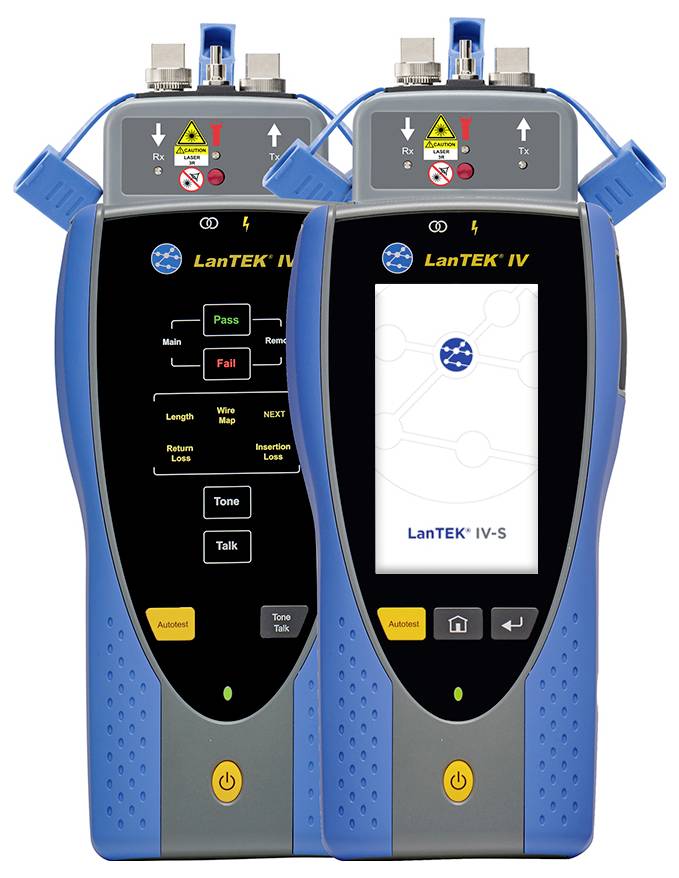 Zwei blau-graue LanTEK IV Kabeltester nebeneinander gezeigt, einer mit Pass/Fail-Anzeige und einer mit Touchscreen, auf dem das LanTEK IV-S Logo angezeigt wird.