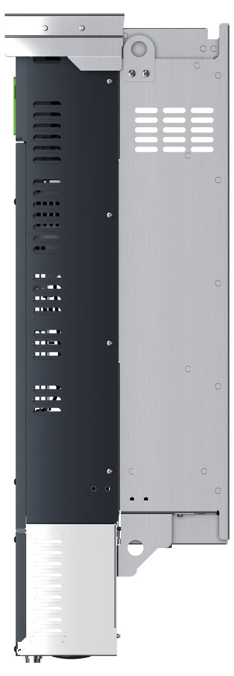 Rückansicht einer metallenen Computer-Erweiterungskarte mit großem schwarzem Kühlkörper und silberner Halterung, zeigend Belüftungsschlitze und Befestigungslöcher.