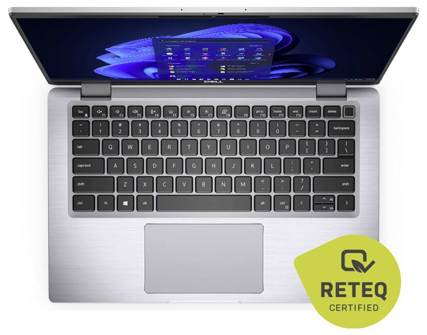 Draufsicht eines silbernen Laptops mit geöffnetem Bildschirm, der einen Windows-Desktop zeigt; Das RETEQ Certified-Abzeichen erscheint in der unteren rechten Ecke.