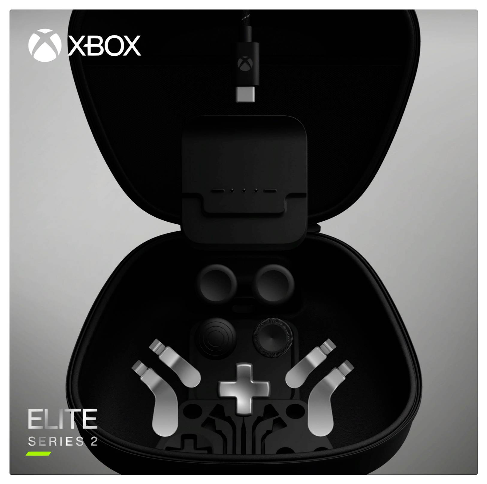 Xbox Elite Series 2 Controller-Koffer, geöffnet, um Fächer für Sticks und Teile zu zeigen, mit „XBOX