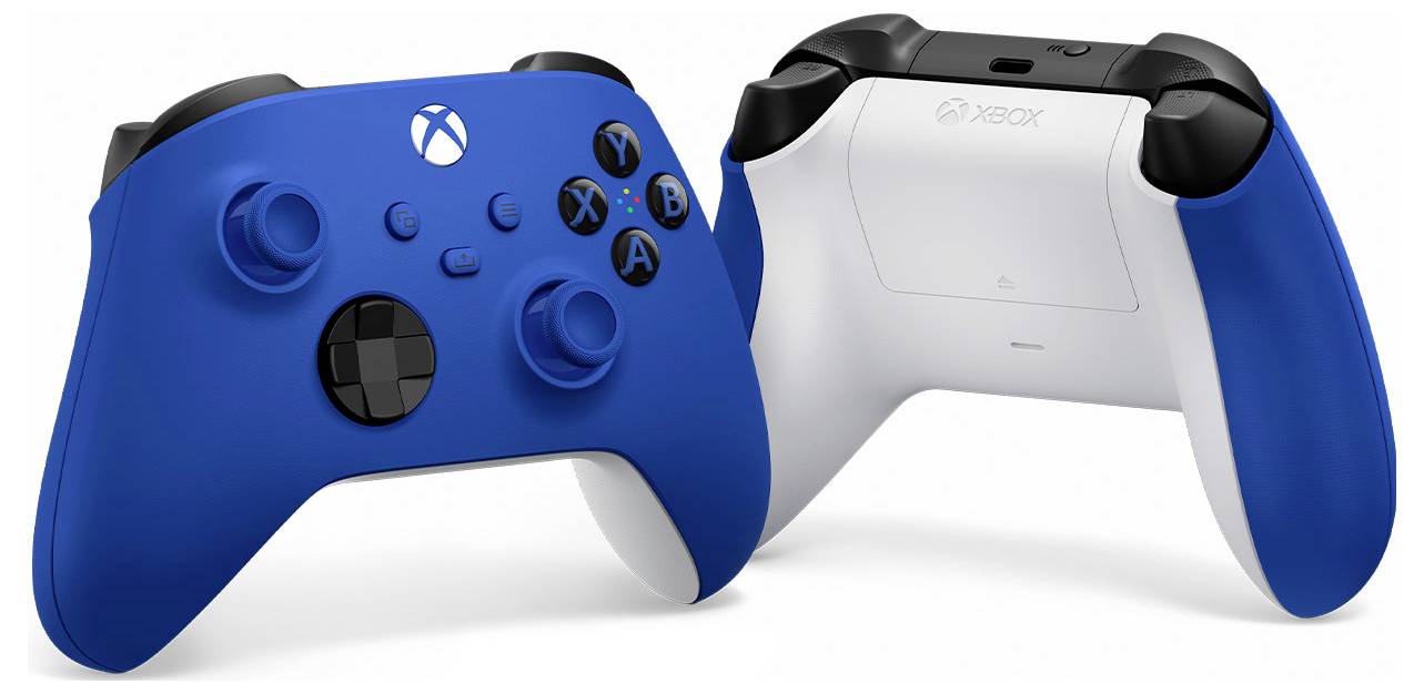 Zwei Xbox-Spielecontroller nebeneinander: eine blaue Vorderansicht und eine weiß-blaue Rückansicht.