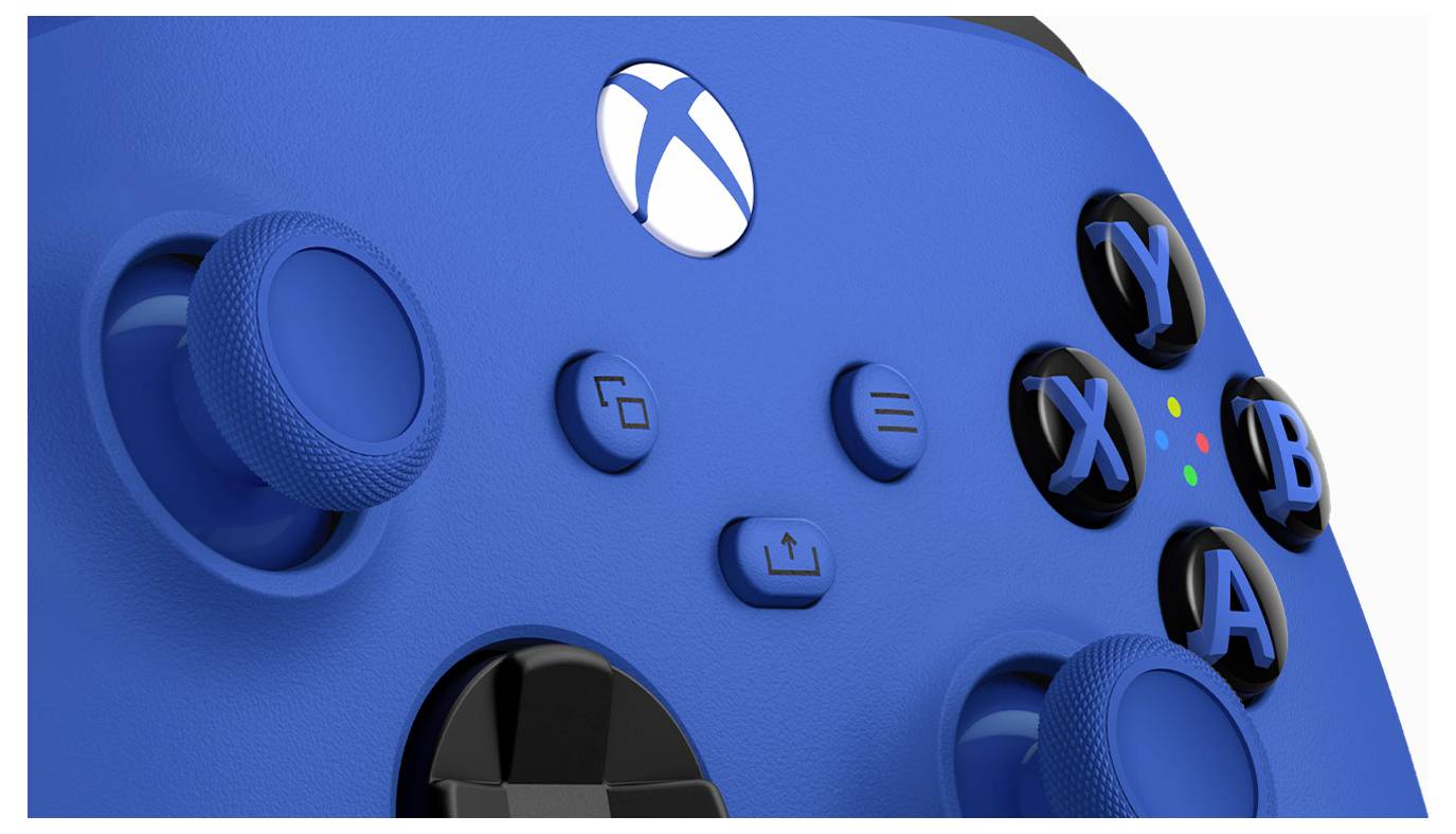 Nahaufnahme eines blauen Xbox-Spielecontrollers mit sichtbaren Analogsticks, D-Pad und Aktionstasten.