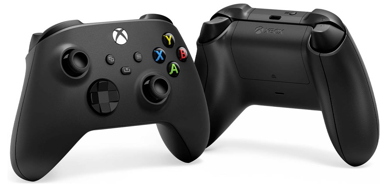 Zwei schwarze Xbox-Wireless-Spielcontroller von vorne und hinten auf weißem Hintergrund dargestellt.