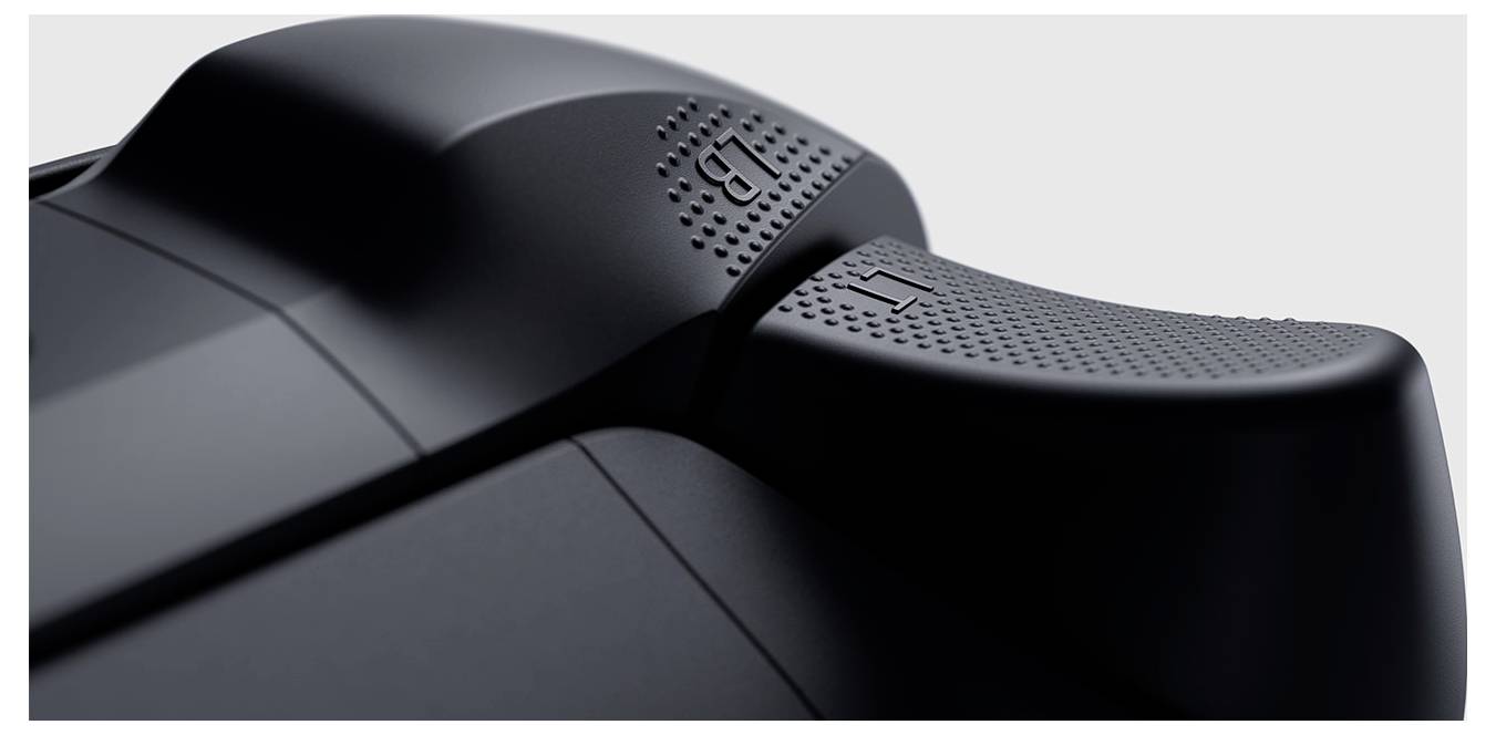 Nahaufnahme einer schwarzen ergonomischen Computermaus mit strukturiertem Scrollrad und erhobener Daumenstütze auf hellem Hintergrund.
