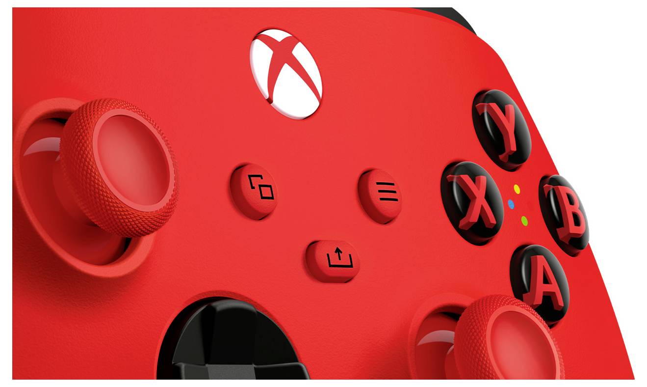 Nahaufnahme eines roten Xbox-Spielecontrollers mit schwarzen Tasten und Analogstöcken auf weißem Hintergrund.